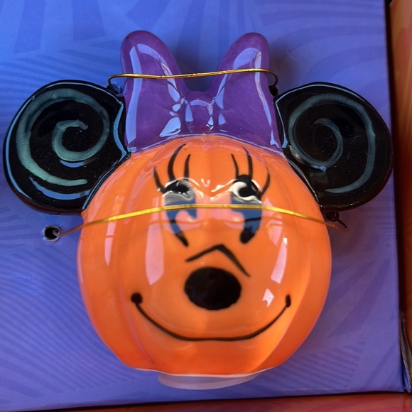 Disney ceramic salt & pepper shakers - Picture 3 of 8